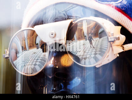 Munich, Allemagne. Mar 20, 2017. Une femme se reflète dans les verres d'un magasin de vêtements d'un mannequin de fenêtre à Munich, Allemagne, 20 mars 2017. Photo : Peter Kneffel/dpa/Alamy Live News Banque D'Images