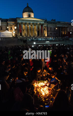 Les Londoniens se rassemblent pour une veillée à Trafalgar square pour les victimes et les personnes touchées par l'attaque terroriste de Westminster le 22.03.17. Les bougies sont allumées en mémoire des victimes. Banque D'Images