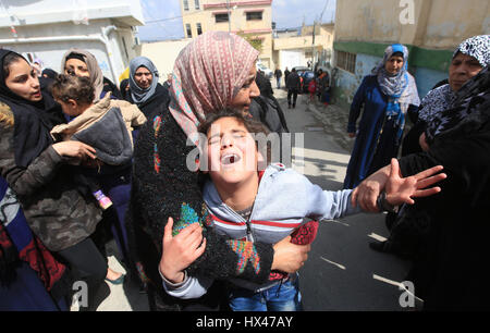 Ramallah, Proche-Orient. 24 mars, 2017. Des proches de jeune homme palestinien Mahmoud Hattab, 17, le deuil lors de ses funérailles au camp de réfugiés de Jalazoun près de la ville de Ramallah, en Cisjordanie, le 24 mars 2017. Le ministère de la santé palestinien a déclaré que les soldats israéliens ont tué les 17 ans et blessé un autre trois Palestiniens. Source : Xinhua/Alamy Live News Banque D'Images