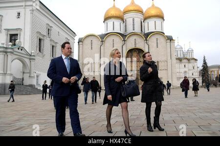 Moscou, Russie. Le 24 mars 2017. Leader du Front National et candidat à l'élection présidentielle française Marine Le Pen, centre, tours du Kremlin avec l'aide de Poutine Igor SHCHEGOLEV, gauche, avant de rencontrer le président russe, le 24 mars 2017 à Moscou, Russie. Credit : Planetpix/Alamy Live News Banque D'Images