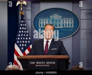 Washington DC, USA. Le 24 mars 2017. Sean Spicer, le Secrétaire de presse de la Maison Blanche tient la Maison Blanche quotidien d'information dans le domaine de presse de la Maison Blanche à Washington DC.L'habitude dapper Spicer ne portait pas son habituel drapeau américain borne.Washington DC. Photo par Patsy Lynch/Alamy Live News Banque D'Images