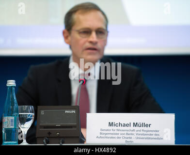 Berlin, Allemagne. Mar 21, 2017. Le Maire de Berlin et de la Science Le sénateur Michael Mueller, qui est également le président du conseil de surveillance de la Charité, parle au cours de la conférence de presse annuelle de l'hôpital de Berlin, Allemagne, 21 mars 2017. Photo : Soeren Stache/dpa/Alamy Live News Banque D'Images