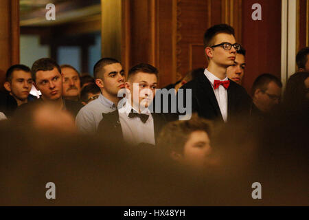 Bydgoszcz, Pologne. 24Th Mar, 2017. Bydgoszcz, Pologne. 25 mars, 2017. Deux jeunes hommes avec nœuds papillons sont vu assister à un discours de droite, DÉPUTÉ EUROPÉEN Janusz Korwin-Mikke. M. Korwin-Mikke a été temporairement suspendu du parlement après des remarques misogynes dans un débat sur l'égalité de rémunération entre le 1er mars. Credit : Jaap Arriens/Alamy Live News Banque D'Images