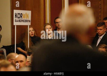 Bydgoszcz, Pologne. 24Th Mar, 2017. Bydgoszcz, Pologne. 25 mars, 2017. Janusz Korwin-Mikke, membre du Parlement européen et chef de l'aile droite polonaise KORWiN eurosceptique parti est vu à une conférence dans l'hôtel Hotel Pod Orlem. Mister Korwin-Mikke est actuellement suspendu en tant que membre du Parlement européen pour ses propos misogynes au cours d'un débat le 1 mars sur l'égalité de rémunération entre les sexes. Credit : Jaap Arriens/Alamy Live News Banque D'Images