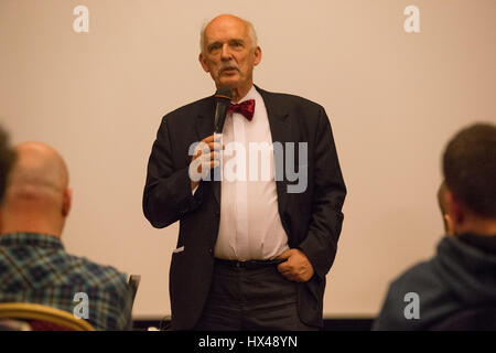 Bydgoszcz, Pologne. 24Th Mar, 2017. Bydgoszcz, Pologne. 25 mars, 2017. Janusz Korwin-Mikke, membre du Parlement européen et chef de l'aile droite polonaise KORWiN eurosceptique parti est vu à une conférence dans l'hôtel Hotel Pod Orlem. Mister Korwin-Mikke est actuellement suspendu en tant que membre du Parlement européen pour ses propos misogynes au cours d'un débat le 1 mars sur l'égalité de rémunération entre les sexes. Credit : Jaap Arriens/Alamy Live News Banque D'Images