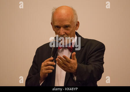 Bydgoszcz, Pologne. 24Th Mar, 2017. Bydgoszcz, Pologne. 25 mars, 2017. Janusz Korwin-Mikke, membre du Parlement européen et chef de l'aile droite polonaise KORWiN eurosceptique parti est vu à une conférence dans l'hôtel Hotel Pod Orlem. Mister Korwin-Mikke est actuellement suspendu en tant que membre du Parlement européen pour ses propos misogynes au cours d'un débat le 1 mars sur l'égalité de rémunération entre les sexes. Credit : Jaap Arriens/Alamy Live News Banque D'Images