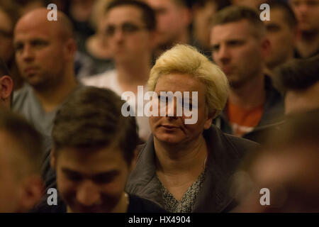 Bydgoszcz, Pologne. 24Th Mar, 2017. Bydgoszcz, Pologne. 25 mars, 2017. Une femme est vu assister à un discours de droite, DÉPUTÉ EUROPÉEN Janusz Korwin-Mikke. M. Korwin-Mikke a été temporairement suspendu du parlement après des remarques misogynes dans un débat sur l'égalité de rémunération entre le 1er mars. Credit : Jaap Arriens/Alamy Live News Banque D'Images