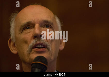 Bydgoszcz, Pologne. 24Th Mar, 2017. Bydgoszcz, Pologne. 25 mars, 2017. Janusz Korwin-Mikke, membre du Parlement européen et chef de l'aile droite polonaise KORWiN eurosceptique parti est vu à une conférence dans l'hôtel Hotel Pod Orlem. Mister Korwin-Mikke est actuellement suspendu en tant que membre du Parlement européen pour ses propos misogynes au cours d'un débat le 1 mars sur l'égalité de rémunération entre les sexes. Credit : Jaap Arriens/Alamy Live News Banque D'Images