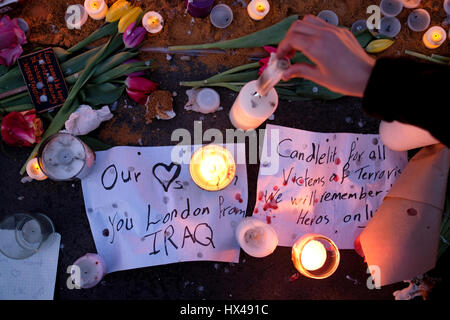 Londres, Royaume-Uni. Le 24 mars 2017. Hommages et messages pour les victimes de l'attaque terroriste de Westminster à Trafalgar Square à gauche. © ZEN - Zaneta Razaite / Alamy Live News Banque D'Images