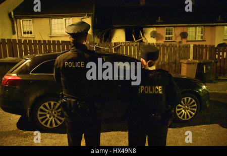 Cathedral City, Co Armagh, en Irlande du Nord, Royaume-Uni. Mar 25, 2017. Agents PSNI sur les lieux d'un incendie fatal signalé d'un homme dans son 50's de Culdee, Armagh, près du centre de la ville de la cathédrale. Mark Winter / Alamy Live News Crédit : Mark Winter/Alamy Live News Banque D'Images