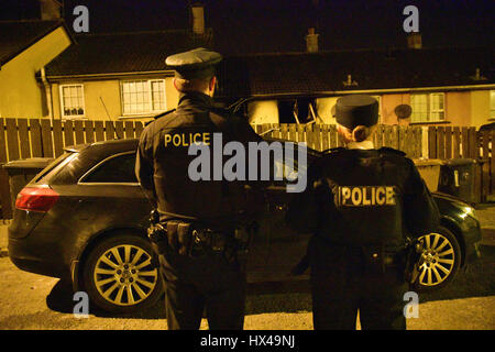 Cathedral City, Co Armagh, en Irlande du Nord, Royaume-Uni. Mar 25, 2017. Agents PSNI sur les lieux d'un incendie fatal signalé d'un homme dans son 50's de Culdee, Armagh, près du centre de la ville de la cathédrale. Mark Winter / Alamy Live News Crédit : Mark Winter/Alamy Live News Banque D'Images