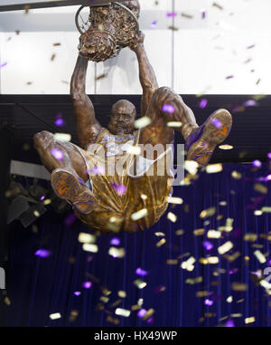 Los Angeles, USA. 24Th Mar, 2017. La statue de Los Angeles Lakers ancien centre Shaquille O'Neal est dévoilée au Staples Center de Los Angeles, États-Unis, le 24 mars 2017. Crédit : Yang Lei/Xinhua/Alamy Live News Banque D'Images