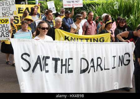 Sydney, Australie. 25 mars 2017. En mars mars est devenue une marche annuelle au mois de mars où les organisations et les individus généralement sur la gauche de protestation politique divers sujets de préoccupation pour eux : l'environnement, les réfugiés, les réfugiés de Papouasie occidentale, et ainsi de suite. Les protestations sont organisées dans les villes du pays. Les manifestants se sont réunis à Sydney dans Belmore Park, près de la gare centrale avant de marcher le long d'une route circulaire retour au parc. Sur la photo : manifestants tenir une bannière disant, 'enregistrer le Darling' comme la marche déclenche de Belmore Park. Crédit : © Richard Milnes/Alamy Live News Banque D'Images