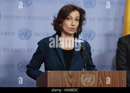 Organisation des Nations Unies, New York, USA, 24 mars 2017 - Audrey Azoulay, Ministre française de la Culture et de la communication au cours d'une rencontre de presse aujourd'hui au siège des Nations Unies à New York après sa réunion du Conseil de sécurité. Le Conseil de sécurité a adopté à l'unanimité la résolution 2347 (2017), condamnant la destruction illégale du patrimoine culturel dans le contexte de conflits armés, notamment par des groupes terroristes. La résolution demande également aux États Membres de prendre les mesures appropriées pour prévenir et lutter contre le commerce illicite et le trafic de biens culturels provenant d'un contexte de conflit armé, notamment Banque D'Images