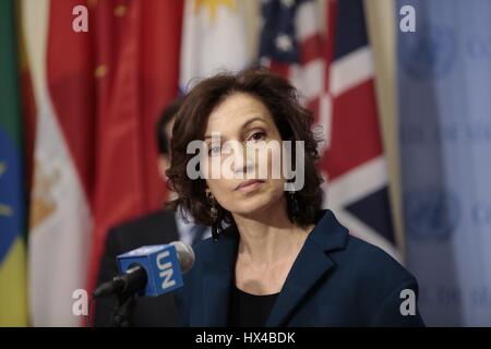 Organisation des Nations Unies, New York, USA, 24 mars 2017 - Audrey Azoulay, Ministre française de la Culture et de la communication au cours d'une rencontre de presse aujourd'hui au siège des Nations Unies à New York après sa réunion du Conseil de sécurité. Le Conseil de sécurité a adopté à l'unanimité la résolution 2347 (2017), condamnant la destruction illégale du patrimoine culturel dans le contexte de conflits armés, notamment par des groupes terroristes. La résolution demande également aux États Membres de prendre les mesures appropriées pour prévenir et lutter contre le commerce illicite et le trafic de biens culturels provenant d'un contexte de conflit armé, notamment Banque D'Images