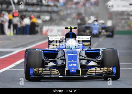 L'Albert Park, Melbourne, Australie. Mar 25, 2017. Antonio Giovinazzi (ITA) de la Sauber F1 Team quitte les stands pour la séance de qualification à l'Australien 2017 Grand Prix de Formule 1 à l'Albert Park, Melbourne, Australie. Bas Sydney/Cal Sport Media/Alamy Live News Banque D'Images
