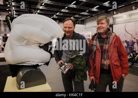 Stockholm, Suède. 24Th Mar, 2017. Les gens regardent le dernier modèle de protection casque de vélo à la Suède 2017 Bike Expo à Stockholm, Suède, le 24 mars 2017. Plus de dix mille cavaliers, propriétaires de magasin et les amateurs de vélo de toute la Scandinavie sont appelés à prendre dans l'engrenage de vélo dernières 82 fabricants du monde entier lors de la Suède 2017 Bike Expo. Crédit : Rob Schoenbaum/Xinhua/Alamy Live News Banque D'Images