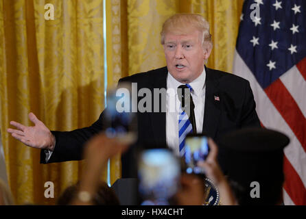 Washington, DC. 24Th Mar, 2017. Le Président des Etats-Unis, Donald Trump parle lors d'un événement pour célébrer la Journée de l'indépendance dans l'East Room de la Maison Blanche le 24 mars 2017 à Washington, DC. Crédit : Olivier Douliery/Piscine via CNP - AUCUN FIL SERIVCE - Photo : Olivier Douliery/consolidé/dpa/Alamy Live News Banque D'Images