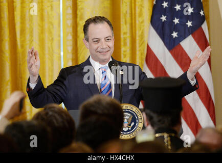 Washington, DC. 24Th Mar, 2017. Secrétaire de presse de la Maison Blanche Reince Priebus parle lors d'un événement pour célébrer la Journée de l'indépendance dans l'East Room de la Maison Blanche le 24 mars 2017 à Washington, DC. Crédit : Olivier Douliery/Piscine via CNP - AUCUN FIL SERIVCE - Photo : Olivier Douliery/consolidé/dpa/Alamy Live News Banque D'Images