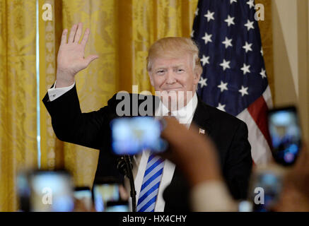 Washington, DC. 24Th Mar, 2017. Le Président des Etats-Unis, Donald Trump les vagues pendant un événement pour célébrer la Journée de l'indépendance dans l'East Room de la Maison Blanche le 24 mars 2017 à Washington, DC. Crédit : Olivier Douliery/Piscine via CNP - AUCUN FIL SERIVCE - Photo : Olivier Douliery/consolidé/dpa/Alamy Live News Banque D'Images