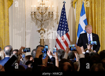 Washington, DC. 24Th Mar, 2017. Le Président des Etats-Unis, Donald Trump ressemble au cours d'un événement pour célébrer la Journée de l'indépendance dans l'East Room de la Maison Blanche le 24 mars 2017 à Washington, DC. Crédit : Olivier Douliery/Piscine via CNP - AUCUN FIL SERIVCE - Photo : Olivier Douliery/consolidé/dpa/Alamy Live News Banque D'Images