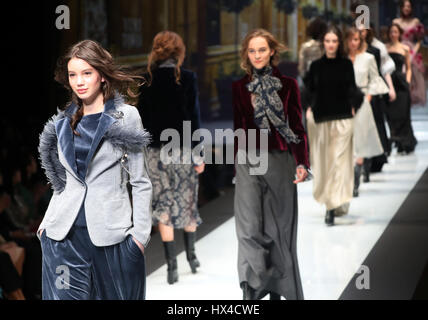 Tokyo, Japon. 24Th Mar, 2017. Affichage par designded modèles créations designer japonais Yuki Torii pendant sa 2017 automne et hiver à Tokyo le vendredi, Mars 24, 2017 dans le cadre de la Semaine de la mode de Tokyo. Credit : Yoshio Tsunoda/AFLO/Alamy Live News Banque D'Images