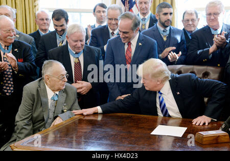 Washington DC, USA. 24Th Mar, 2017. Le Président des Etats-Unis, Donald Trump se réunit avec trente récipiendaires de la médaille d'honneur dans le bureau ovale de la Maison Blanche le 24 mars 2017 à Washington, DC. La trente bénéficiaires sont d'environ 1/3 du total des personnes vivantes qui ont reçu la médaille. Crédit : Olivier Douliery/piscine par CNP Crédit : MediaPunch MediaPunch /Inc/Alamy Live News Banque D'Images