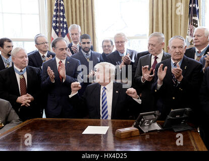 Washington DC, USA. 24Th Mar, 2017. Le Président des Etats-Unis, Donald Trump se réunit avec trente récipiendaires de la médaille d'honneur dans le bureau ovale de la Maison Blanche le 24 mars 2017 à Washington, DC. La trente bénéficiaires sont d'environ 1/3 du total des personnes vivantes qui ont reçu la médaille. Crédit : Olivier Douliery/piscine par CNP Crédit : MediaPunch MediaPunch /Inc/Alamy Live News Banque D'Images