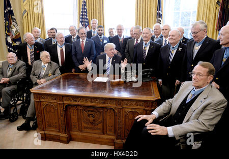 Washington DC, USA. 24Th Mar, 2017. Le Président des Etats-Unis, Donald Trump se réunit avec trente récipiendaires de la médaille d'honneur dans le bureau ovale de la Maison Blanche le 24 mars 2017 à Washington, DC. La trente bénéficiaires sont d'environ 1/3 du total des personnes vivantes qui ont reçu la médaille. Crédit : Olivier Douliery/piscine par CNP Crédit : MediaPunch MediaPunch /Inc/Alamy Live News Banque D'Images