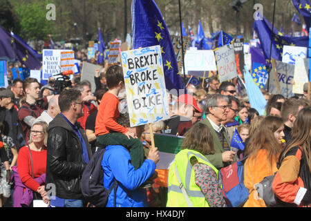 Londres, Royaume-Uni. Mar 25, 2017. Des milliers de personnes prennent part à l'unir pour l'Europe et arrêter de se rassembler dans le centre de Londres à mars au Parlement contre Brexit comme premier ministre Theresa May est réglé pour déclencher l'Article 50 : Crédit amer ghazzal/Alamy Live News Banque D'Images