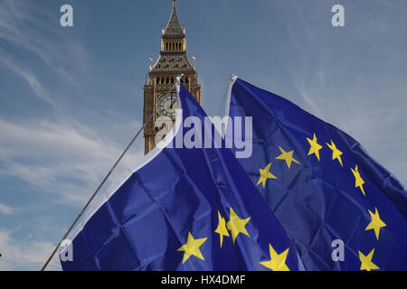 Londres, Royaume-Uni. Mar 25, 2017. S'unir pour l'Europe de mars à Londres, Royaume-Uni. Brexit anti Mars à Londres Angleterre Crédit : MARTIN DALTON/Alamy Live News Banque D'Images