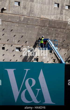 Tayside, Dundee, Ecosse, Royaume-Uni. 25 mars 2017. Dundee's V&A Museum construction atteint un jalon important avec l'échafaudage d'être retiré de l'extérieur de la structure révélant la forme du musée pour la première fois. Ouverture en 2018, le V&A Dundee sera le seul musée V&A n'importe où dans le monde en dehors de Londres. Au cours de l'été les travaux commenceront à retirer le batardeau qui a été mis en place avant le début de la construction. Credit : Dundee Photographics / Alamy Live News Banque D'Images