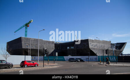 Tayside, Dundee, Ecosse, Royaume-Uni. 25 mars 2017. Dundee's V&A Museum construction atteint un jalon important avec l'échafaudage d'être retiré de l'extérieur de la structure révélant la forme du musée pour la première fois. Ouverture en 2018, le V&A Dundee sera le seul musée V&A n'importe où dans le monde en dehors de Londres. Au cours de l'été les travaux commenceront à retirer le batardeau qui a été mis en place avant le début de la construction. Credit : Dundee Photographics / Alamy Live News Banque D'Images