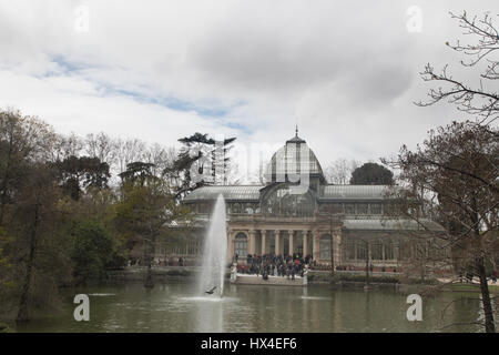 Madrid, Espagne. Samedi 25 mars 2017. Par temps nuageux, froid est inhabituel pour Madrid fin mars et il y a beaucoup de villes en Angleterre et Irlande sont signalés comme étant plus chaud ce weekend. Crystal Palace à Retiro avec ciel nuageux Banque D'Images