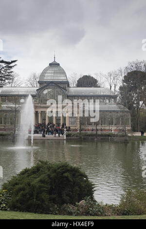 Madrid, Espagne. Samedi 25 mars 2017. Par temps nuageux, froid est inhabituel pour Madrid fin mars et il y a beaucoup de villes en Angleterre et Irlande sont signalés comme étant plus chaud ce weekend. Crystal Palace à Retiro avec ciel nuageux Banque D'Images