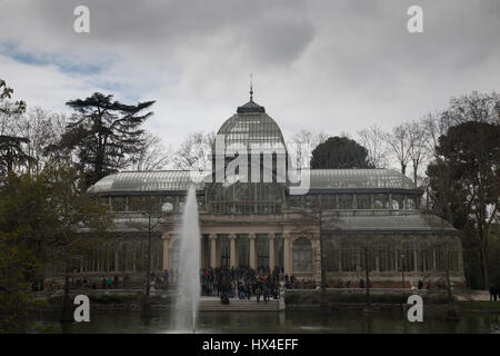 Madrid, Espagne. Samedi 25 mars 2017. Par temps nuageux, froid est inhabituel pour Madrid fin mars et il y a beaucoup de villes en Angleterre et Irlande sont signalés comme étant plus chaud ce weekend. Crystal Palace à Retiro avec ciel nuageux Banque D'Images