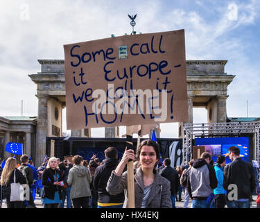 Porte de Brandebourg, Berlin, Allemagne, le 25 mars 2017. La Marche pour l'Europe à Berlin. De personnes se sont réunies à la porte de Brandebourg pour fêter le 60e anniversaire de l'Union européenne. Des appels ont été faits pour une Europe unifiée et de Britanniques ont protesté contre l'imminence de l'Brexit. Eden Breitz/Live News Alamy Banque D'Images