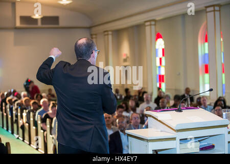 Detroit, Michigan, USA. 24Th Mar, 2017. Tom Perez, président du Comité National Démocrate, prend la parole lors du Tour d''démocratiques' à l'Église du Nouveau Covenant-Baptist. Crédit : Jim West/Alamy Live News Banque D'Images