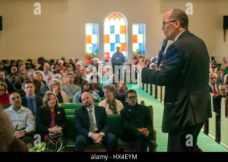 Detroit, Michigan, USA. 24Th Mar, 2017. Tom Perez, président du Comité National Démocrate, prend la parole lors du Tour d''démocratiques' à l'Église du Nouveau Covenant-Baptist. Crédit : Jim West/Alamy Live News Banque D'Images