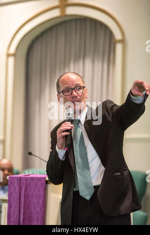 Detroit, Michigan, USA. 24Th Mar, 2017. Tom Perez, président du Comité National Démocrate, prend la parole lors du Tour d''démocratiques' à l'Église du Nouveau Covenant-Baptist. Crédit : Jim West/Alamy Live News Banque D'Images