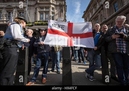 Londres, Royaume-Uni. 25 mars, 2017. Petit rassemblement d'extrême-droite pro-Brexit des contre-manifestants réunis sur Whitehall et chahute à s'unir pour l'Europe en Brexit marcheurs. © Guy Josse/Alamy Live News Banque D'Images