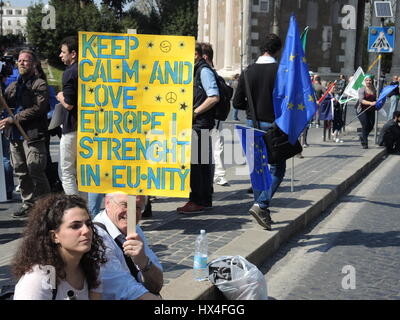 Rome, Italie. Mar 25, 2017. Anna Giuliano et prendre part à une manifestation pro-européenne sur la Piazza Bocca della Verita à Rome, Italie, 25 mars 2017. Chefs d'état et de gouvernements se sont réunis à Rome pour un sommet de l'UE pour le 60e anniversaire du Traité de Rome. Six membres - Allemagne, France, Italie, Belgique, Pays-Bas, Luxembourg - ont signé le Traité de Rome le 25 mars 1957, posant ainsi les bases de l'Union européenne moderne. Photo : Lena Klimkeit/dpa/Alamy Live News Banque D'Images