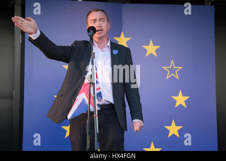 London UK 25 mars 2017 Tim Farron Leader du Parti des démocrates libéraux s'adressant à la grande foule qui se sont réunis à la place du Parlement à la fin de la marche pour rappeler à l'Union européenne Paul Quezada Neiman/Alamy Live News Banque D'Images