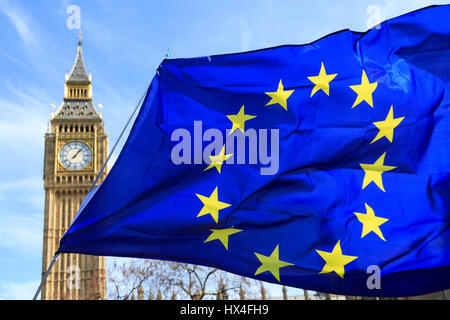 Londres, Royaume-Uni. 25 mars 2017. Après l'Europe s'unissent pour mars, un drapeau de l'Union européenne vole en face de Big Ben. © Bettina Strenske/Alamy Live News Banque D'Images