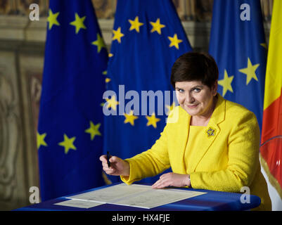 Rome, Italie. Mar 25, 2017. Le Premier ministre polonais Beata Szydlo signe la "Déclaration de Rome" au cours d'une cérémonie au Capitole à Rome, Italie, le 25 mars 2017. L'Union européenne (UE) Les leaders le samedi a marqué le 60e anniversaire du Traité de Rome, acte fondateur du processus d'intégration, avec une grande cérémonie dans la capitale italienne. Credit : Jin Yu/Xinhua/Alamy Live News Banque D'Images