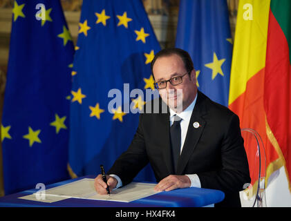 Rome, Italie. Mar 25, 2017. Le Président français François Hollande signe la "Déclaration de Rome" au cours d'une cérémonie au Capitole à Rome, Italie, le 25 mars 2017. L'Union européenne (UE) Les leaders le samedi a marqué le 60e anniversaire du Traité de Rome, acte fondateur du processus d'intégration, avec une grande cérémonie dans la capitale italienne. Credit : Jin Yu/Xinhua/Alamy Live News Banque D'Images