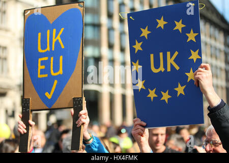 Londres, Royaume-Uni. 25 mar, 2017. Londres, Royaume-Uni, 25 mars 2017. Des milliers de personnes prenant part à l'unir pour l'Europe au centre de Londres de mars à la place du parlement contre crédit : brexit wfpa/Alamy live news Banque D'Images