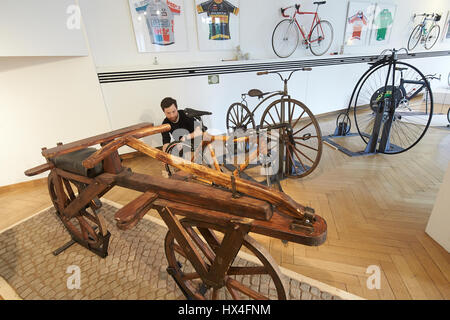 Coblence, Allemagne. Mar 20, 2017. Un vélo de course en bambou est à l'origine d'une réplique d'une machine de marche en bois par Karl Freiherr von Drais (Karl Baron de Drais, 1785-1851) à partir de 1817, qui a marqué le début d'une nouvelle ère, dans l'exposition 'Das Fahrrad - 200 Jahre Handwerk auf Raedern" (lit. La location - 200 ans de l'artisanat sur roues) à Coblence, Allemagne, 20 mars 2017. L'exposition spéciale pour marquer le 200e anniversaire de la location présentera quelques 45 motos jusqu'au 07 avril. Photo : Thomas Frey/dpa/Alamy Live News Banque D'Images