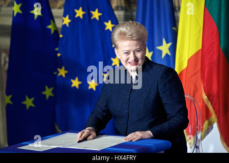 Rome, Italie. Mar 25, 2017. Le Président de la Lituanie, Dalia Grybauskaite signe la "Déclaration de Rome" au cours d'une cérémonie au Capitole à Rome, Italie, le 25 mars 2017. L'Union européenne (UE) Les leaders le samedi a marqué le 60e anniversaire du Traité de Rome, acte fondateur du processus d'intégration, avec une grande cérémonie dans la capitale italienne. Credit : Jin Yu/Xinhua/Alamy Live News Banque D'Images