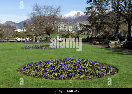 Keswick, Lake District, Cumbria UK. Le samedi 25 mars. Météo britannique. Les gens profiter de la chaleur du soleil de printemps sur un fond de montagnes couvertes de neige. © David Forster/Alamy Live News. Banque D'Images